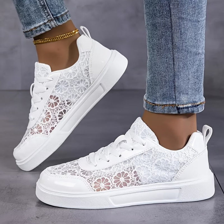DENTELLE | BASKETS EN DENTELLE FLORALE