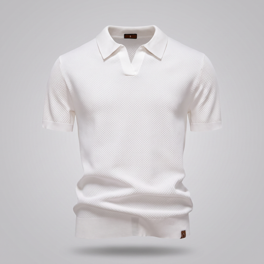 Antoine polo chic col ouvert - photo studio fond gris